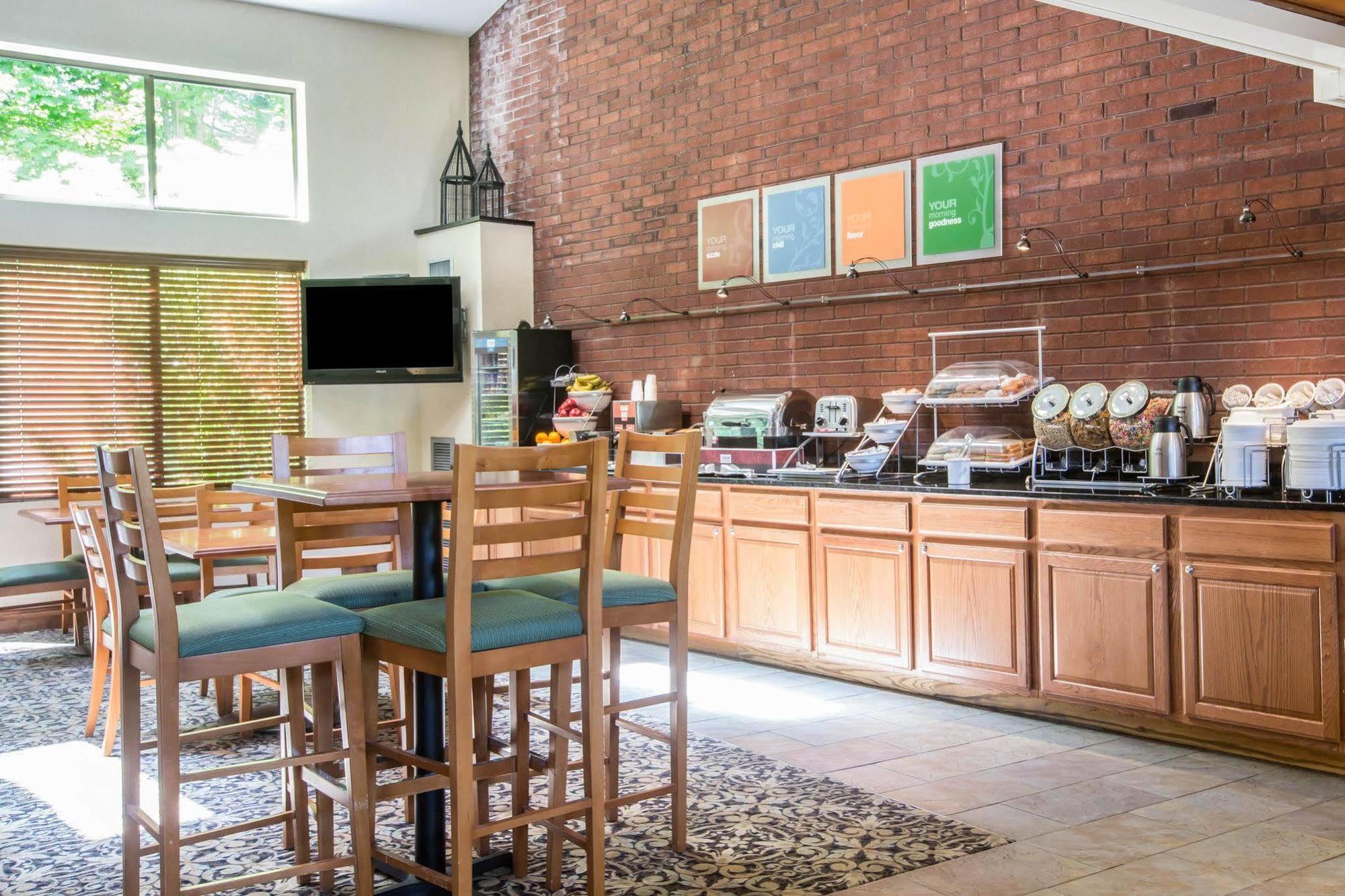 Comfort Suites South Burlington Near University Екстериор снимка